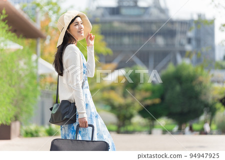 一名年輕女子拉著行李箱在名古屋觀光 一名年輕女子拉著行李箱在名古屋觀光 94947925