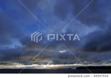 Eerie dark clouds cover the sky Coastal evening view when a typhoon is approaching・Autumn・Super wide angle・Sky mainly・220923pm 94947938