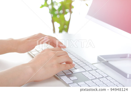 在電腦前工作的女人 94948124
