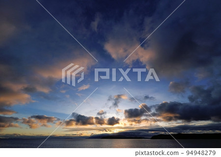 夕陽下颱風逼近,雲霧繚繞的海岸夜景・秋天・超廣角・天空為主・220923pm 夕陽下颱風逼近,雲霧繚繞的海岸夜景・秋天・超廣角・天空為主・220923pm 94948279