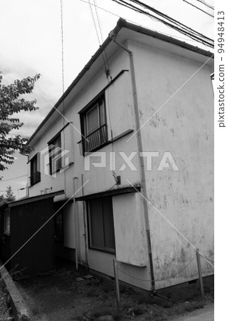 Old apartment 94948413