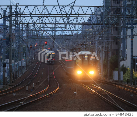 321系列列車清晨抵達佐倉宿川站 94948425