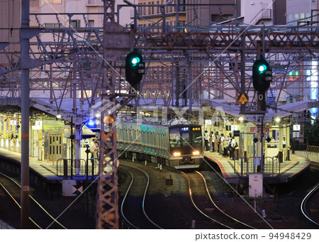 321系列列車晚上停在元町站 321系列列車晚上停在元町站 94948429