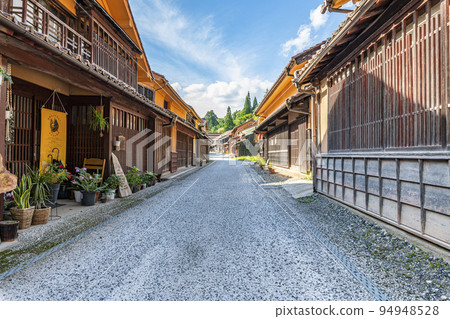 岡山縣高橋市 以紅色氧化鐵聞名的富木屋街景 94948528