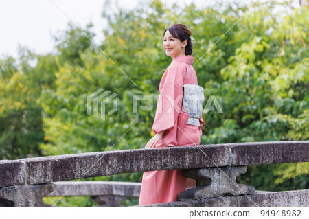 京都觀光，站在白川古門前橋的和服女人 94948982