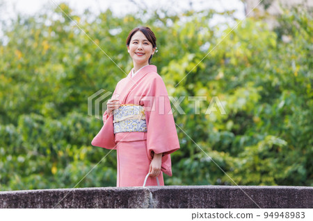 京都觀光,站在白川古門前橋的和服女人 京都觀光,站在白川古門前橋的和服女人 94948983