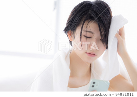 美女形象 一個年輕的女人看著她的智能手機 美女形象 一個年輕的女人看著她的智能手機 94951011