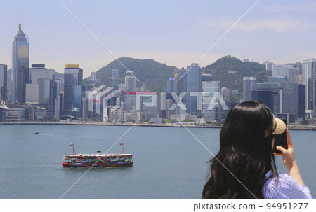 在香港高層建築前的天星渡輪 在香港高層建築前的天星渡輪 94951277
