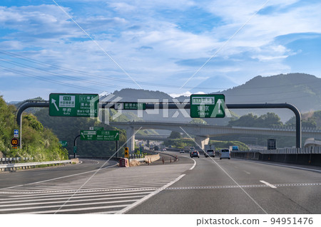 早上在新東名高速公路新清水路口行駛的客車 早上在新東名高速公路新清水路口行駛的客車 94951476