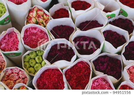 在一家花店排隊的七彩花朵 在一家花店排隊的七彩花朵 94951556