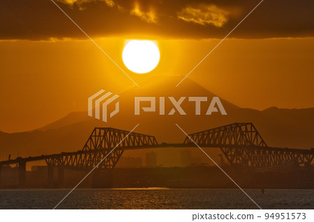 二月的冬天 從舞濱海灘看到的鑽石富士前夕的陽光照亮了富士山和門橋 二月的冬天 從舞濱海灘看到的鑽石富士前夕的陽光照亮了富士山和門橋 94951573
