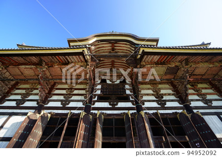 清晨的東大寺大佛殿,從附近仰望 清晨的東大寺大佛殿,從附近仰望 94952092