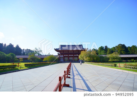 從東大寺大佛殿看清早的東大寺中門 從東大寺大佛殿看清早的東大寺中門 94952095
