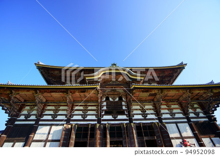 秋日清晨的東大寺大佛殿 秋日清晨的東大寺大佛殿 94952098