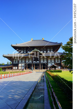 Early autumn, empty Todaiji Great Buddha Hall 94952107