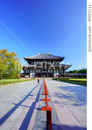 Early autumn, Great Buddha Hall of Todaiji Temple, one figure from behind 94952111