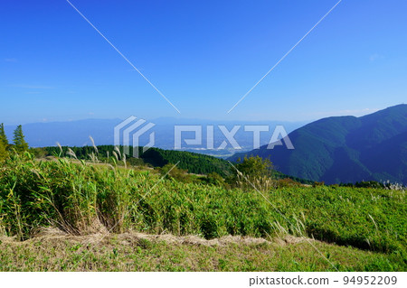 以金剛山為背景的葛城高原日本蒲葦草田和竹草田 以金剛山為背景的葛城高原日本蒲葦草田和竹草田 94952209