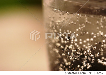 Close-up shot of soda being poured into a glass 94953257