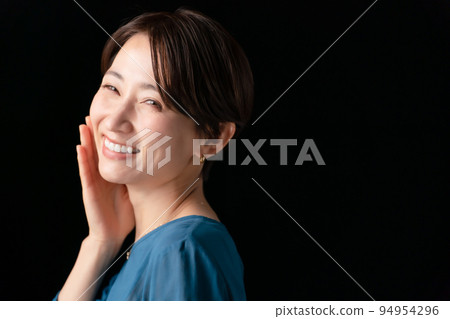 女性黑色背景 94954296