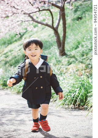 春天櫻花和製服幼兒園小朋友 94954721