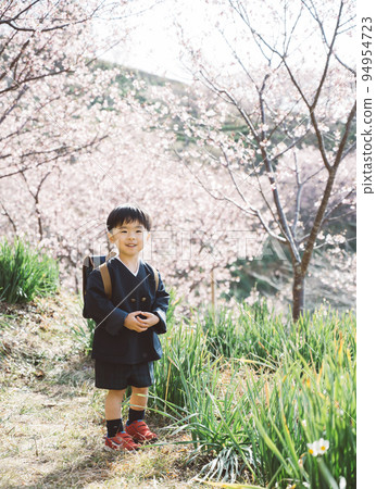 Spring cherry blossoms and uniform kindergarten children Spring cherry blossoms and uniform kindergarten children 94954723