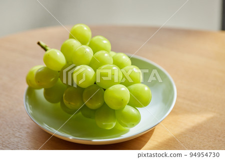 Shine Muscat on a plate 94954730