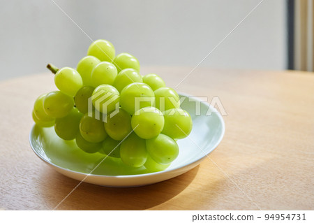 Shine Muscat on a plate_2 94954731