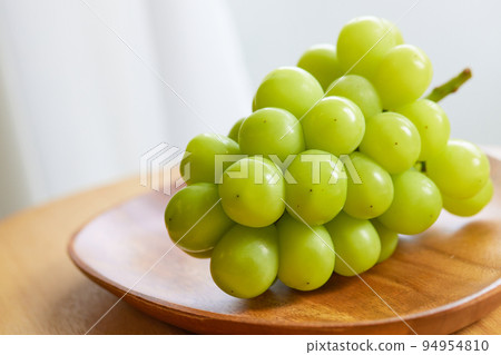fresh shine muscat on wooden table 94954810