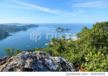 View of Yura Bay, Anri Island, and Kogui Fishing Port from Shigeyama Observatory [Yura Town, Hidaka District, Wakayama Prefecture] 94954991