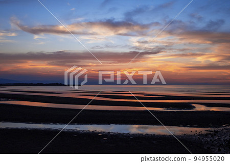 A beautiful sunset over Matama Beach in Bungotakada City on the Kunisaki Peninsula in Oita Prefecture 94955020