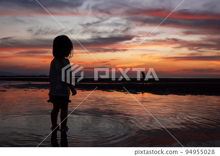 Matama 海灘日落和一個孩子在海灘上玩耍的剪影 94955028