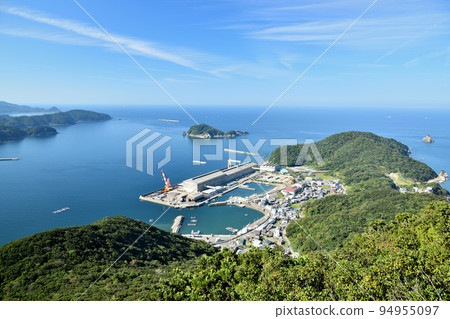 A view of Yura Bay, Anri Island, and Shimoyamahana from Shigeyama Observatory [Yura-cho, Hidaka-gun, Wakayama Prefecture] 94955097