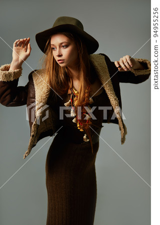 Fashion Model in the studio. Beautiful Sexy Woman In Stylish Fashionable Fall Clothes. 94955256