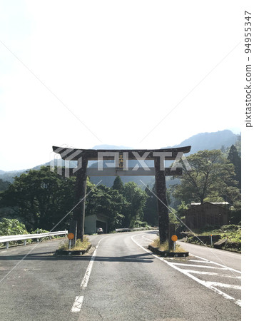 Torii gate at the entrance of Sanbutsuji Temple on Mt. Mitoku, Misasa Town, Tottori Prefecture 94955347