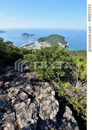 從重山山頂附近可以看到有島和下山濱[和歌山縣日高郡由良町] 94955353