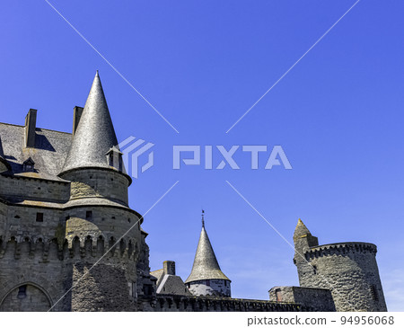 Medieval castle in the town of Vitre, France Medieval castle in the town of Vitre, France 94956068