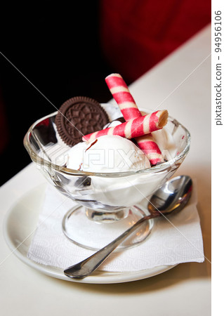 Creamy ice cream balls with cookies in a glass bown 94956106