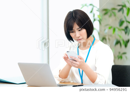 Woman working in the office Woman working in the office 94956291
