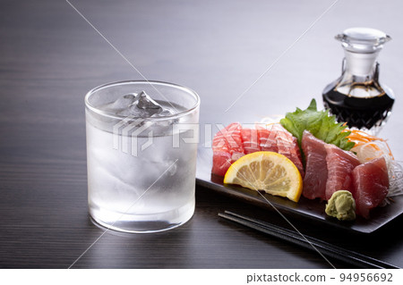 Shochu rock and tuna sashimi Shochu rock and tuna sashimi 94956692