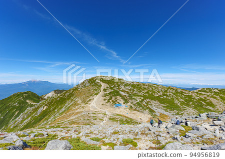 從中央阿爾卑斯中岳到山頂小屋帳篷場一側的景色 94956819