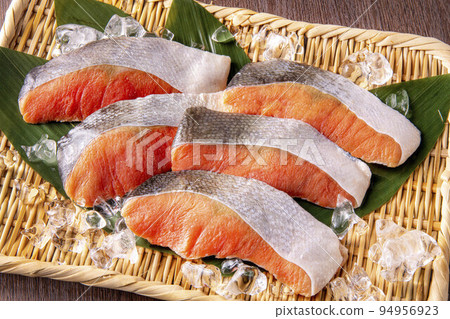 新鮮美味的三文魚 94956923