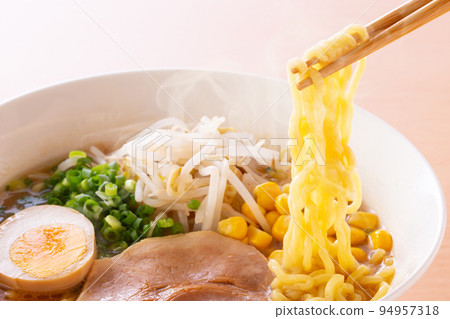 Eat miso ramen　 94957318