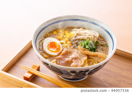 Eat miso ramen　 94957336
