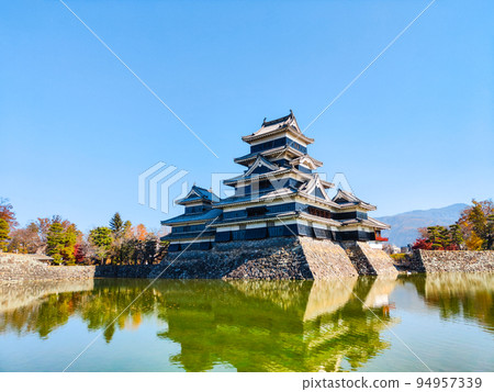 松本城(秋天) 松本城(秋天) 94957339
