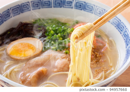 吃豬骨拉麵 吃豬骨拉麵 94957668