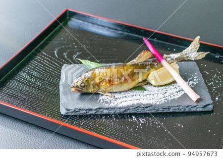 盤子上畫的鹽烤香魚和波鹽 94957673