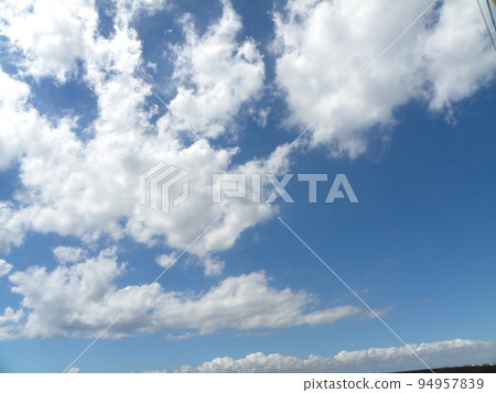 Blue sky and white clouds in Inage Seaside Park Blue sky and white clouds in Inage Seaside Park 94957839