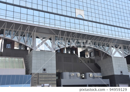 日本京都府京都市京都車站大樓,一棟現代建築美麗的牆壁,全玻璃牆 日本京都府京都市京都車站大樓,一棟現代建築美麗的牆壁,全玻璃牆 94959129