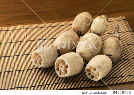 蓮藕放在竹餐墊上 94959769