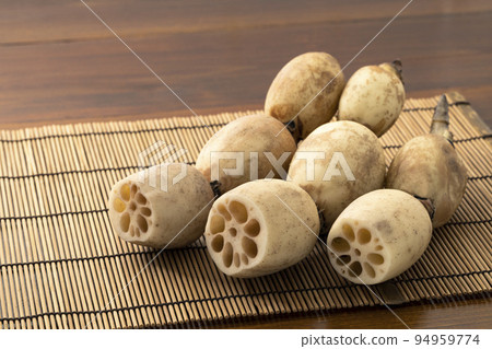 蓮藕放在竹餐墊上 蓮藕放在竹餐墊上 94959774